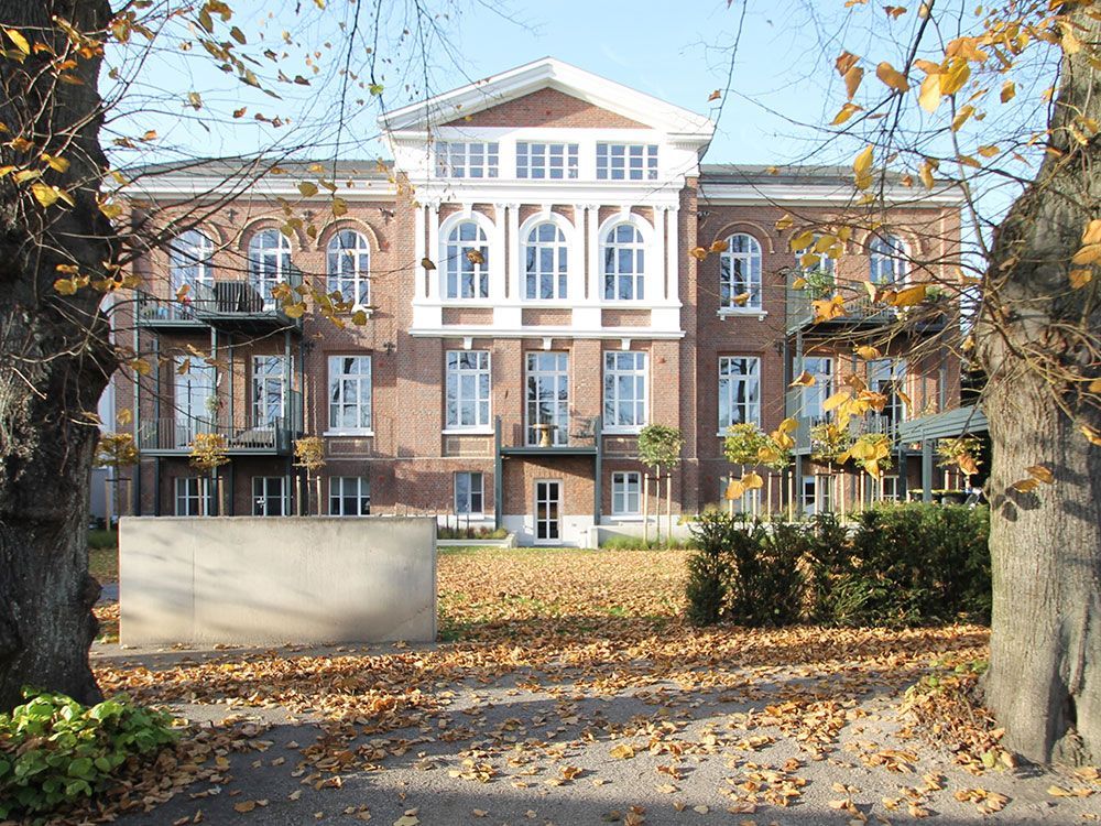 Ein großes Backsteingebäude mit vielen Fenstern