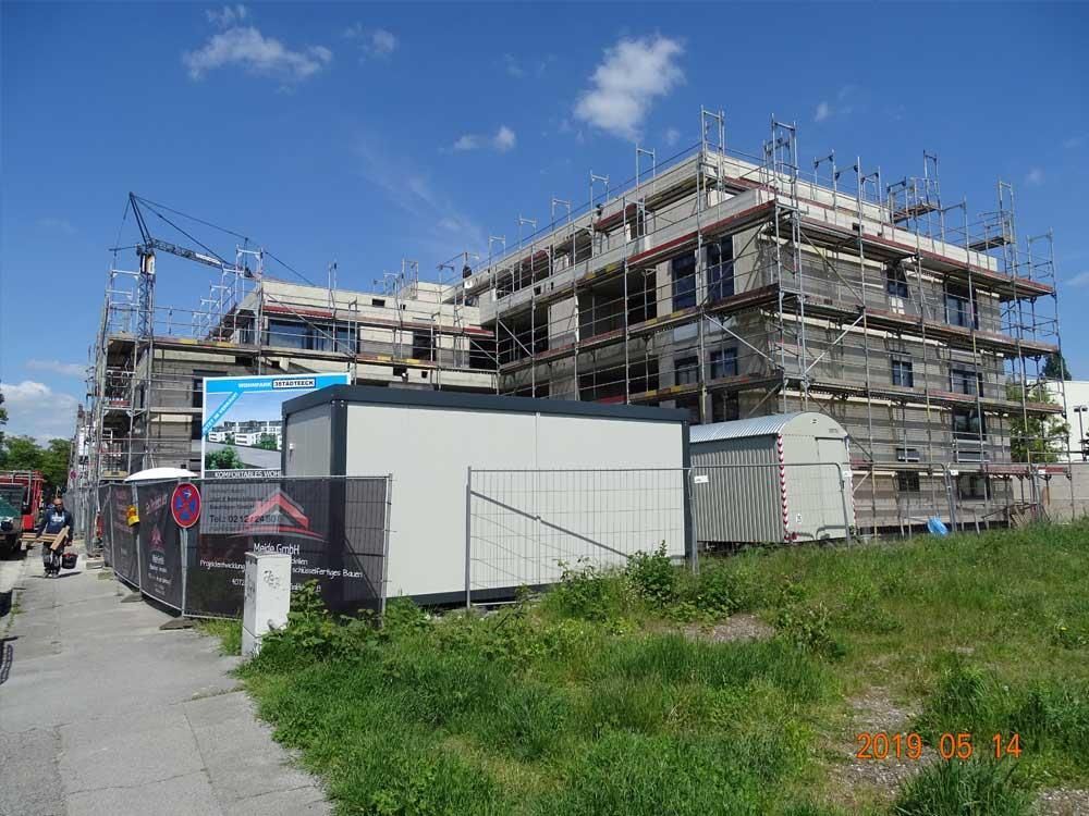 Ein großes Gebäude im Bau mit Gerüsten drumherum