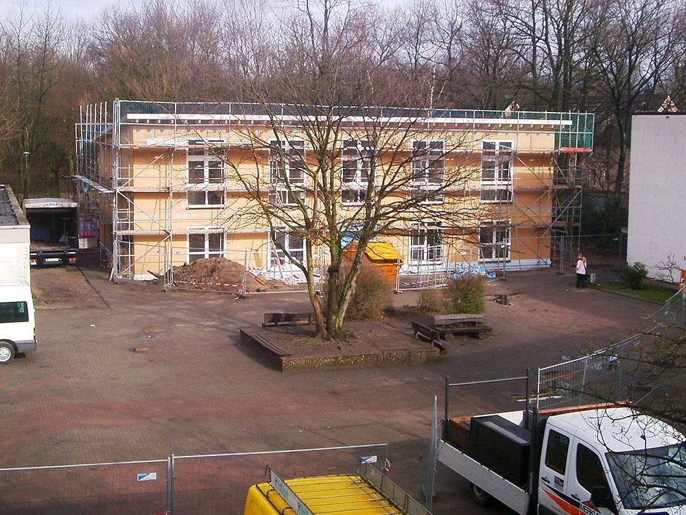 Ein großes Gebäude im Bau mit Gerüsten drumherum