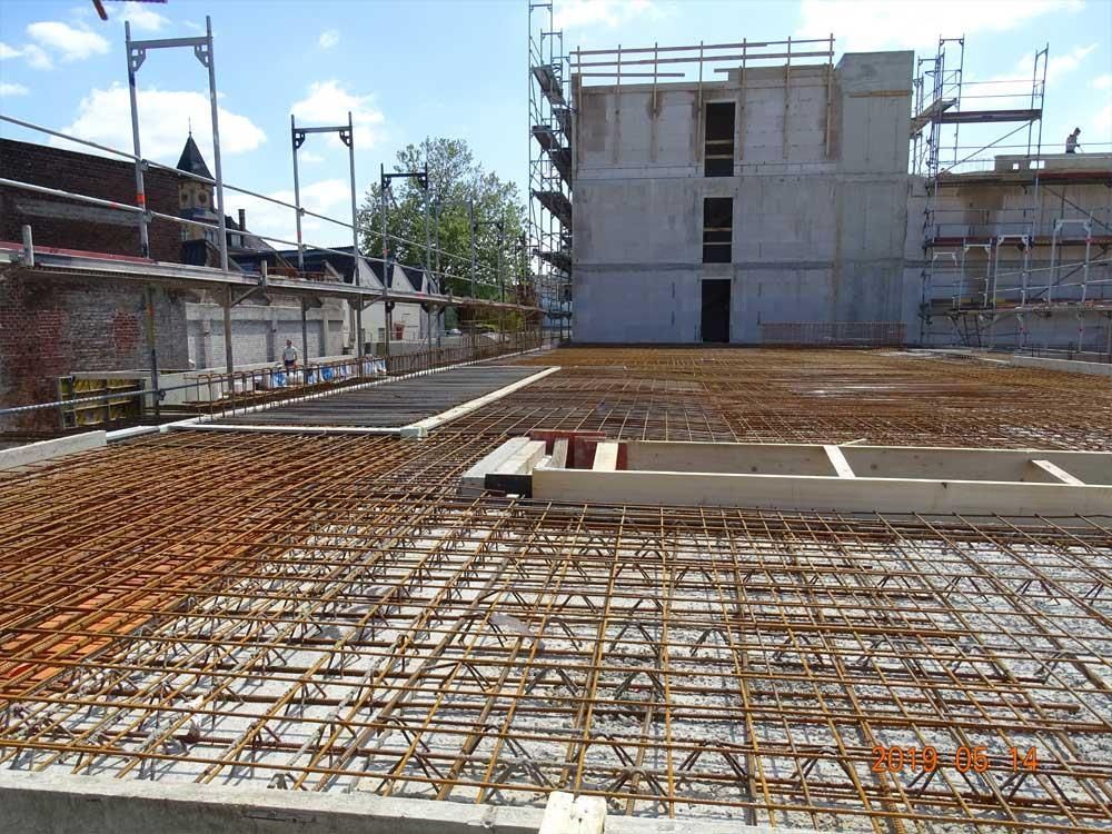 Eine Baustelle mit einem großen Gebäude im Hintergrund