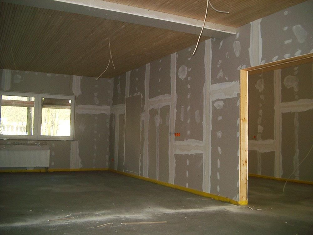 Ein Raum mit vielen Wänden und einem Fenster