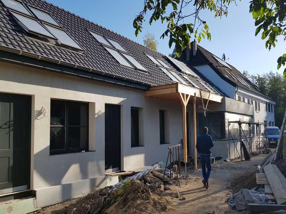 Ein Mann, der vor einem im Bau befindlichen Gebäude läuft