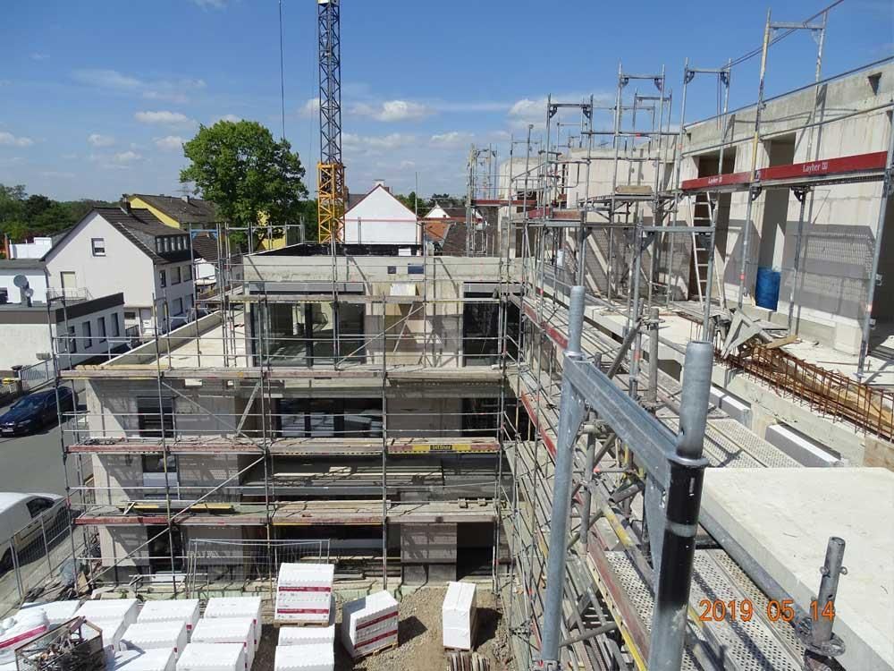 Eine Baustelle mit Gerüst und einem Kran im Hintergrund