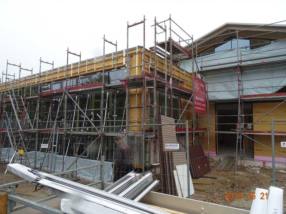 Ein großes Gebäude im Bau mit Gerüsten drumherum