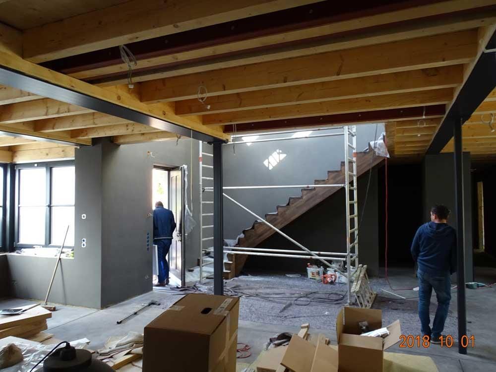 Ein Mann steht in einem Raum mit Kisten und einer Treppe im Hintergrund