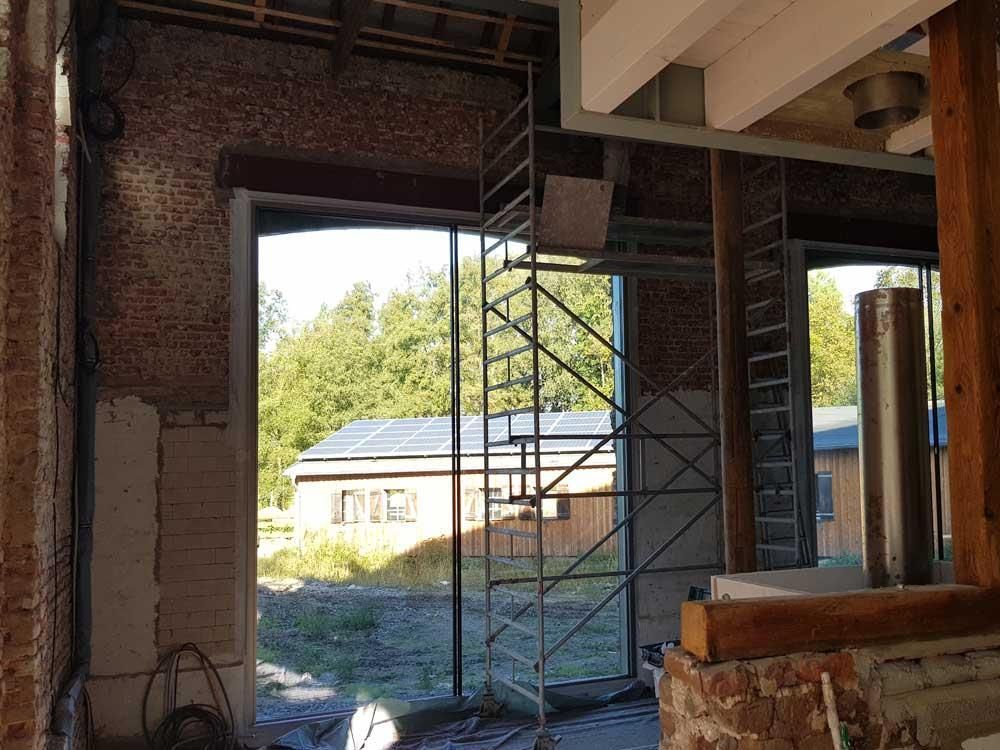 Ein Gerüst steht in der Mitte eines im Bau befindlichen Gebäudes