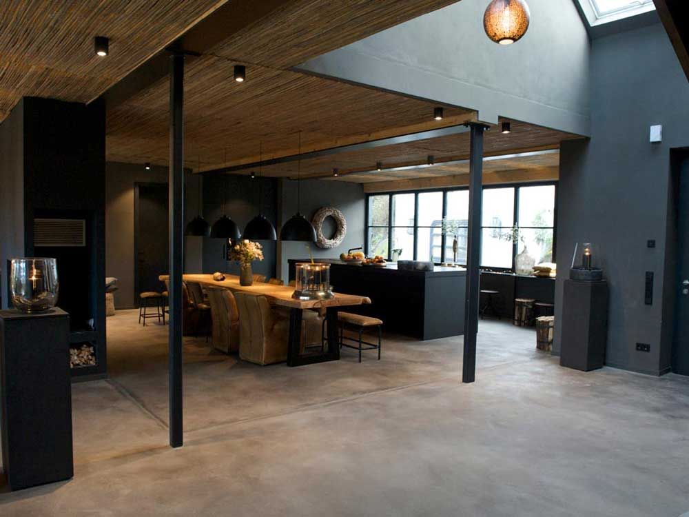 Ein großer Raum mit einem Tisch und Stühlen