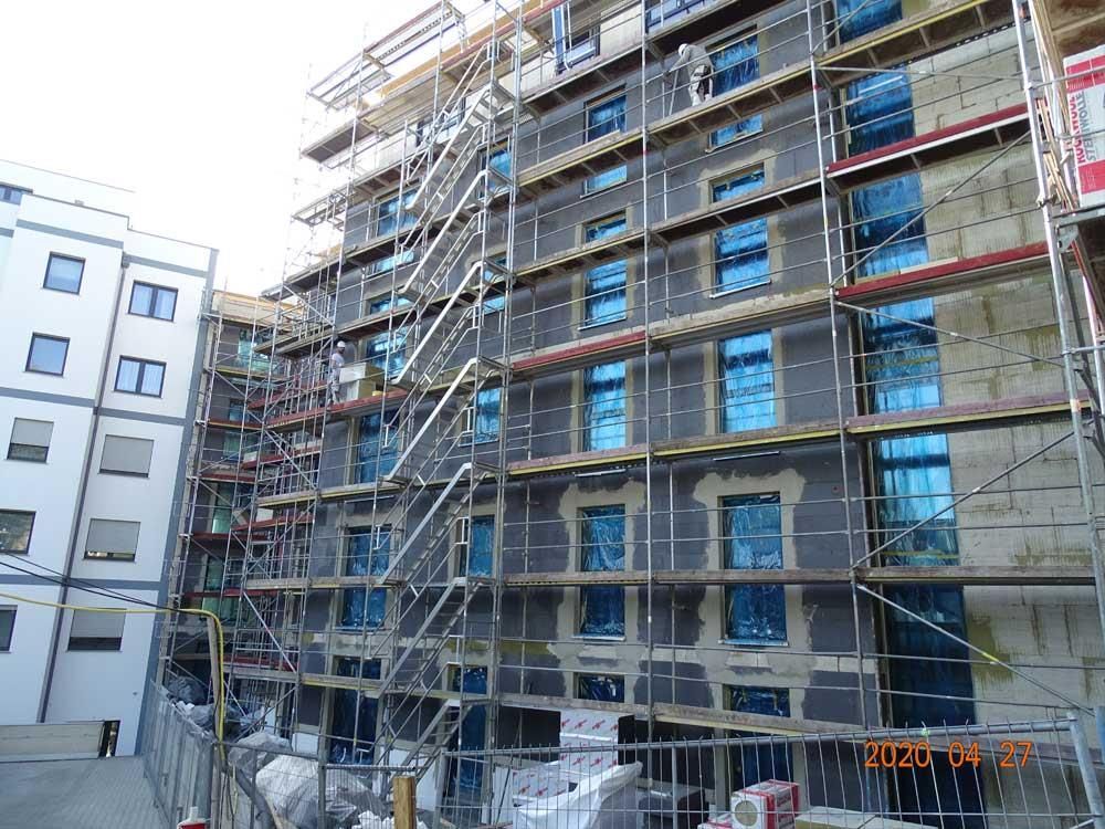 Ein großes Gebäude im Bau mit Gerüsten drumherum