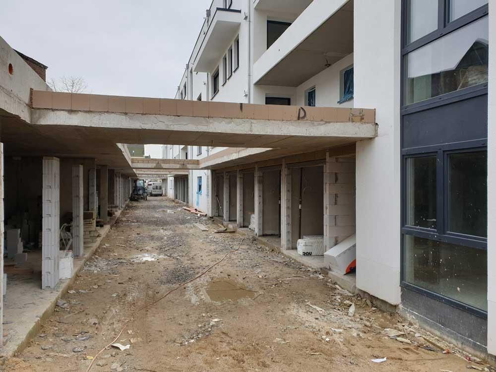 Ein im Bau befindliches Gebäude mit einer Brücke zwischen zwei Gebäuden