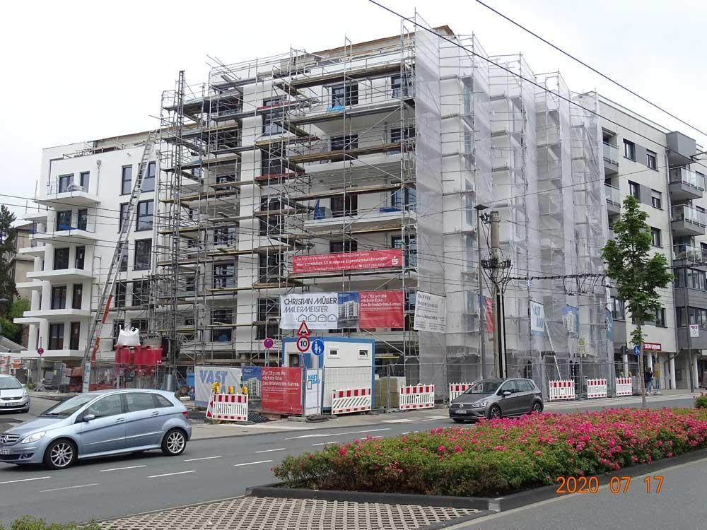 Ein Auto fährt an einem im Bau befindlichen Gebäude vorbei