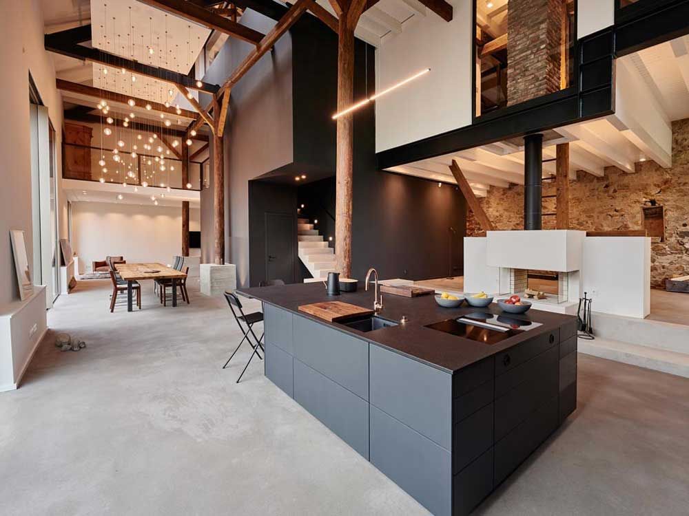 Eine Küche mit einer großen Insel in der Mitte