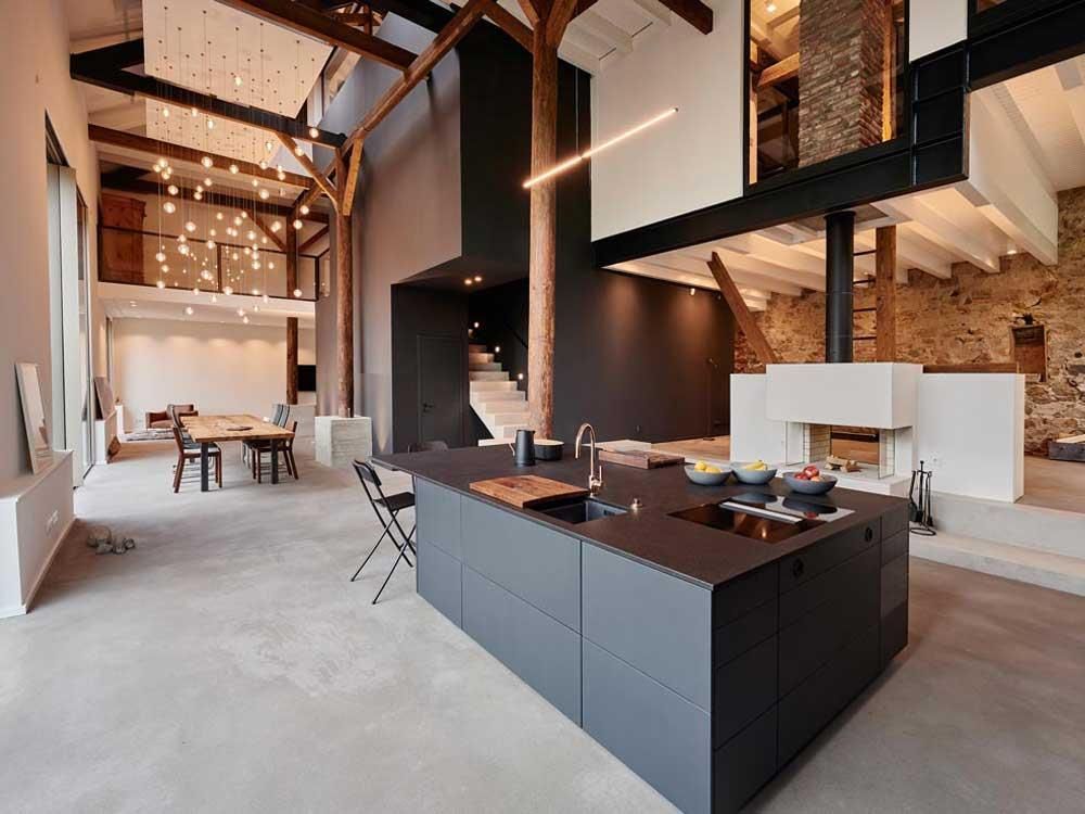 Eine Küche mit einer großen Insel in der Mitte