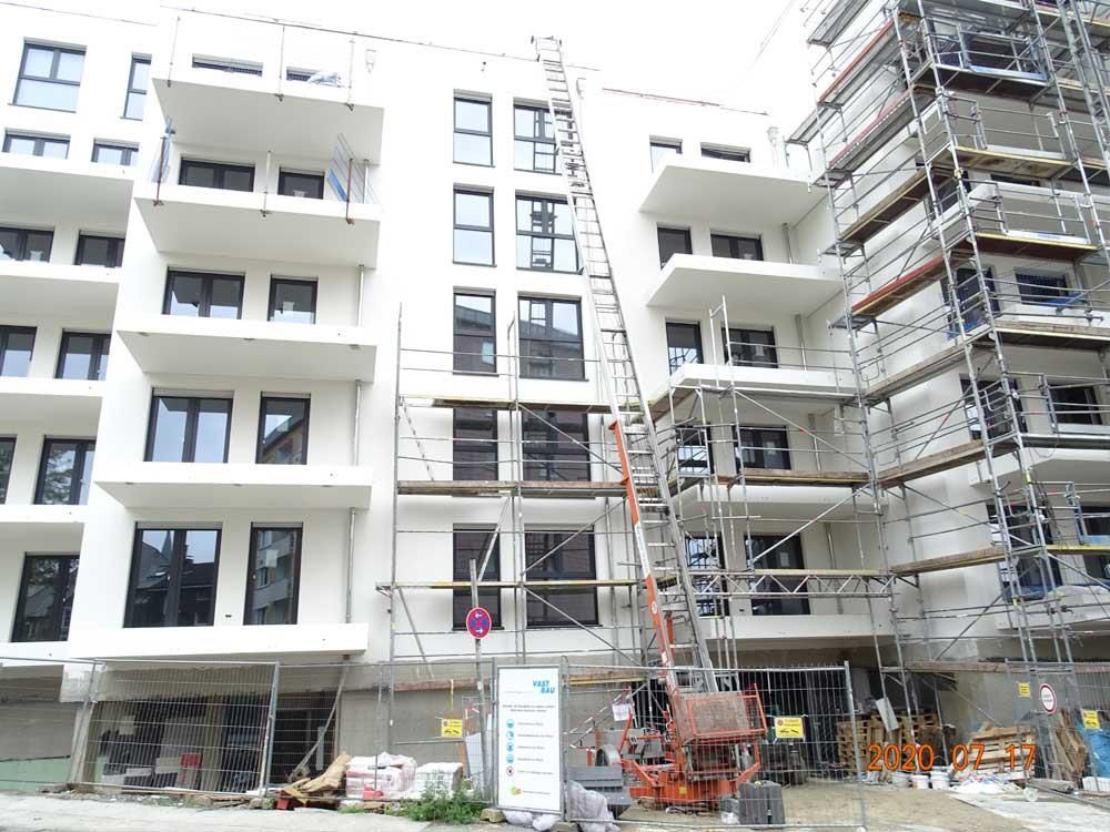 Ein großes Gebäude im Bau mit Gerüsten drumherum