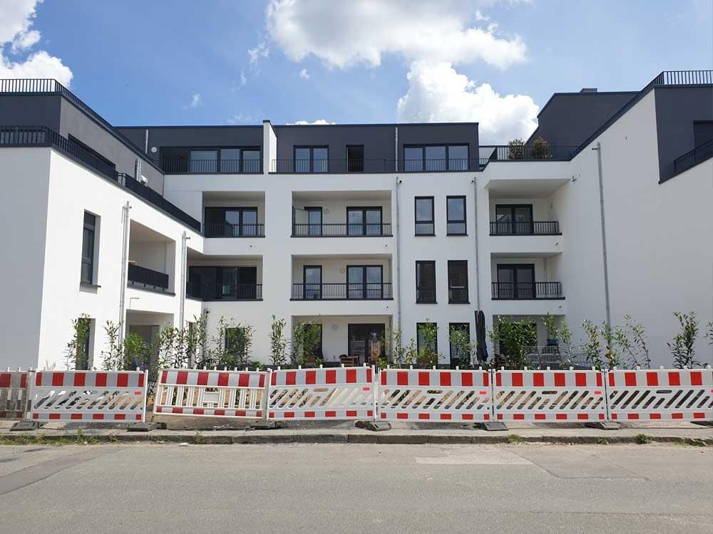 Ein weißes Gebäude mit einer rot-weißen Barriere davor