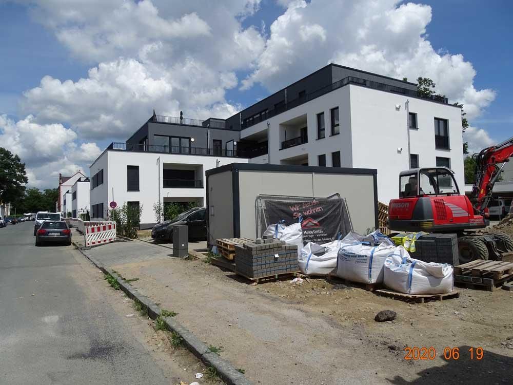 Ein großes weißes Gebäude mit einem roten Bagger davor