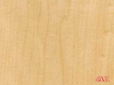 Eine Nahaufnahme eines Holzstücks mit dem Wort „AK“ darauf.