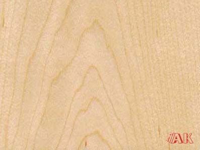 Eine Nahaufnahme eines Holzstücks mit dem Wort „AK“ darauf.