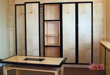 Ein Raum mit einem Tisch und Regalen und einem Schild mit der Aufschrift „Zak“