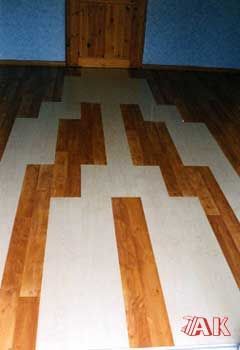 Ein Raum mit Holzboden und weißem Fliesenboden.