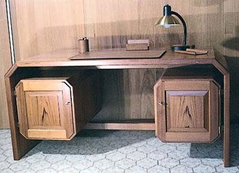 Ein Holzschreibtisch mit einer Lampe darauf