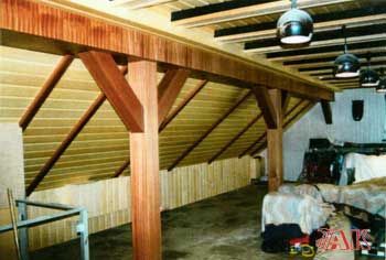 Ein Raum mit Holzdecke und Holzbalken.