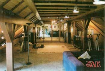 Ein Wohnzimmer mit einer Couch und einem Schild mit der Aufschrift „Jak“