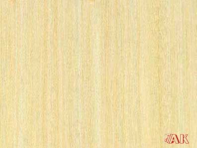 Eine Nahaufnahme eines Holzstücks mit körniger Textur.