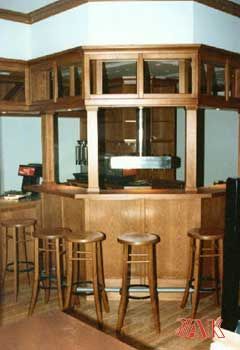 Ein Raum mit einer Bar und Hockern