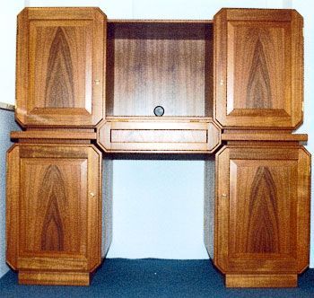Ein Holzschreibtisch mit zwei Schränken und einer Schublade.