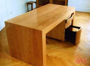 Ein Holzschreibtisch mit einer Schublade darunter