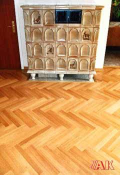 In einem Wohnzimmer steht auf einem Holzboden ein Holzkamin.