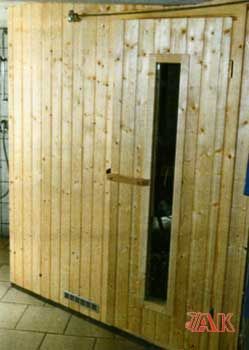Eine Holzsauna mit Tür und Fenster