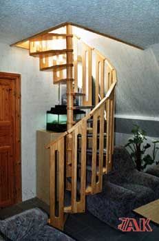 Ein Wohnzimmer mit Wendeltreppe und Aquarium