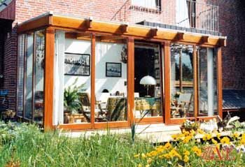 Ein Raum mit vielen Fenstern und einem Backsteingebäude im Hintergrund