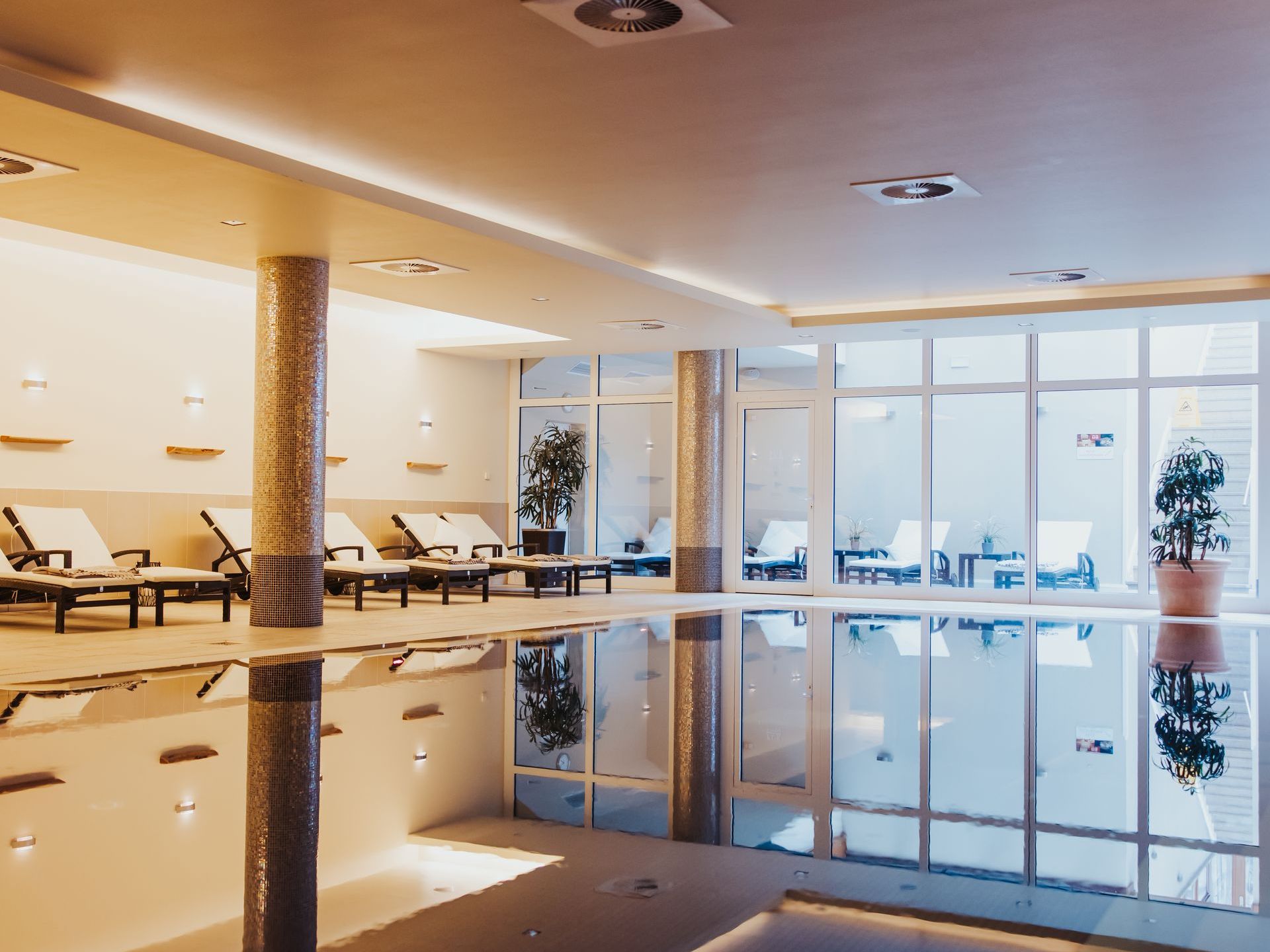 schwimmbad im wellnesshotel in kühlungsborn