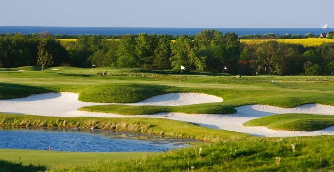 Ein malerischer Golfplatz mit Sandbunkern.