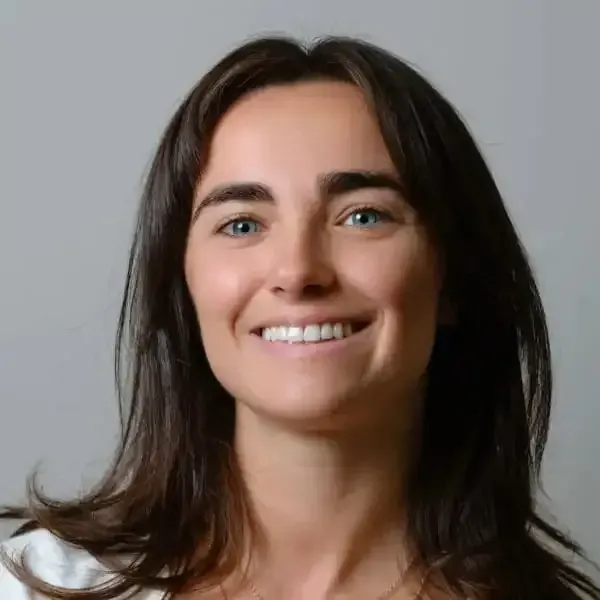 Mujer con cabello largo y oscuro sonríe