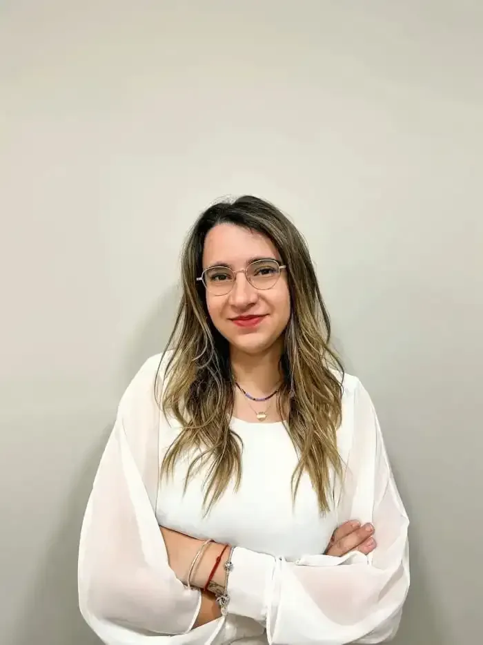 Una mujer que lleva gafas y una camisa