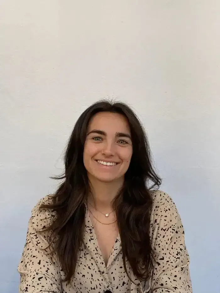 Una mujer que lleva un suéter marrón