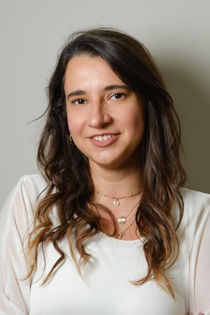 Mujer con gafas, con los brazos cruzados