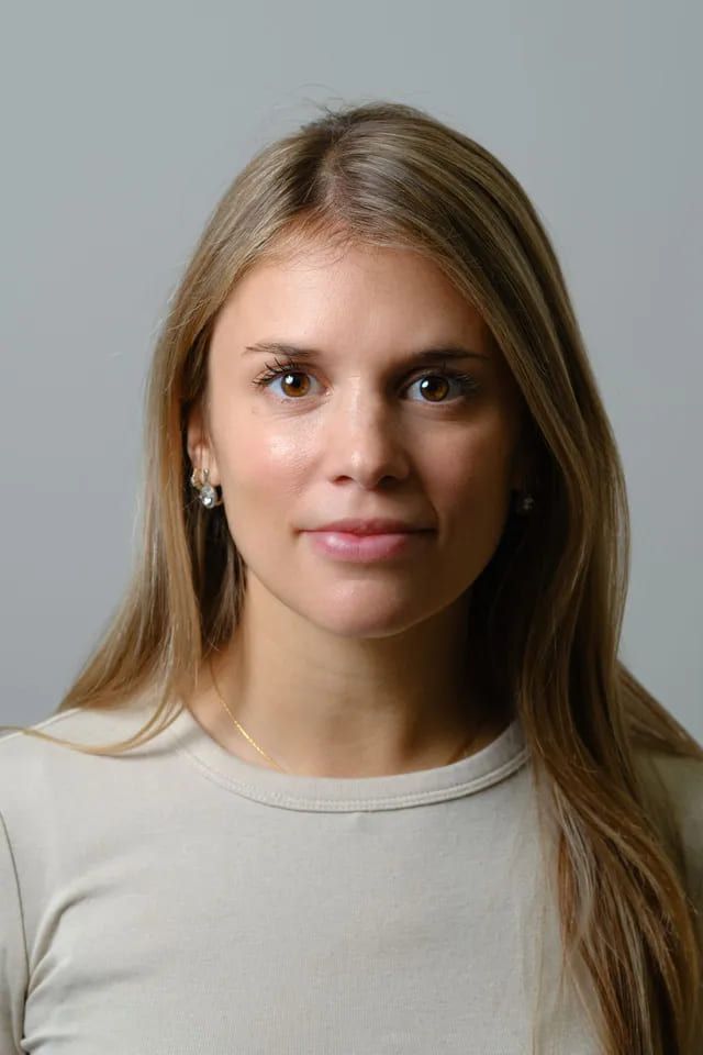 Persona de cabello rubio y piel clara,