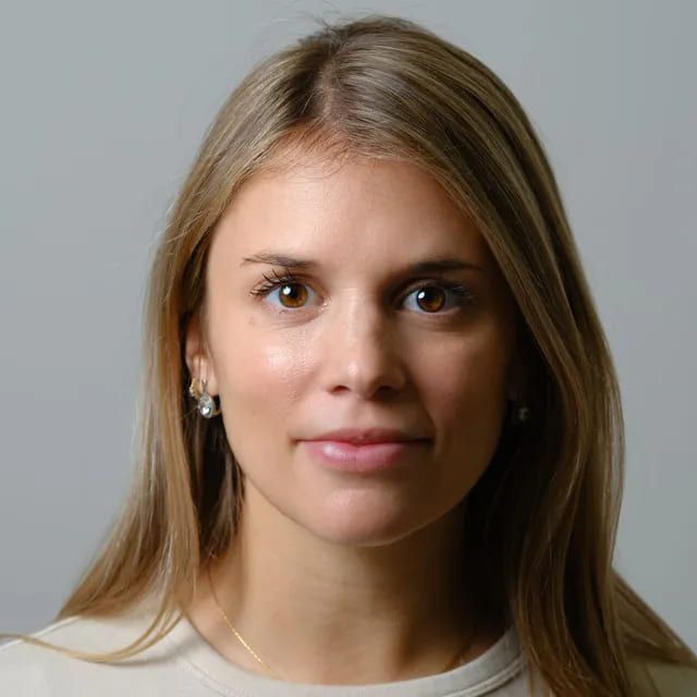 Mujer de cabello castaño claro