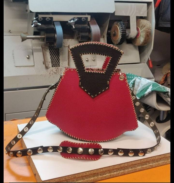 Un sac à main rouge