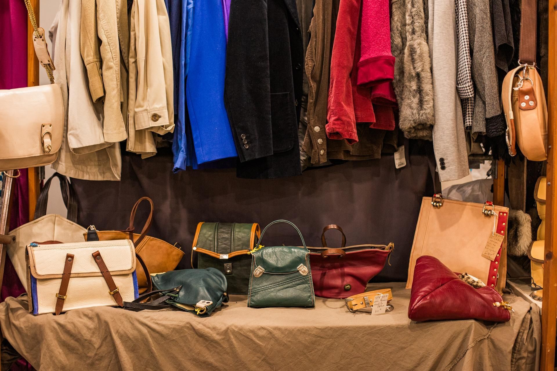 Des sacs exposés sur une étagère