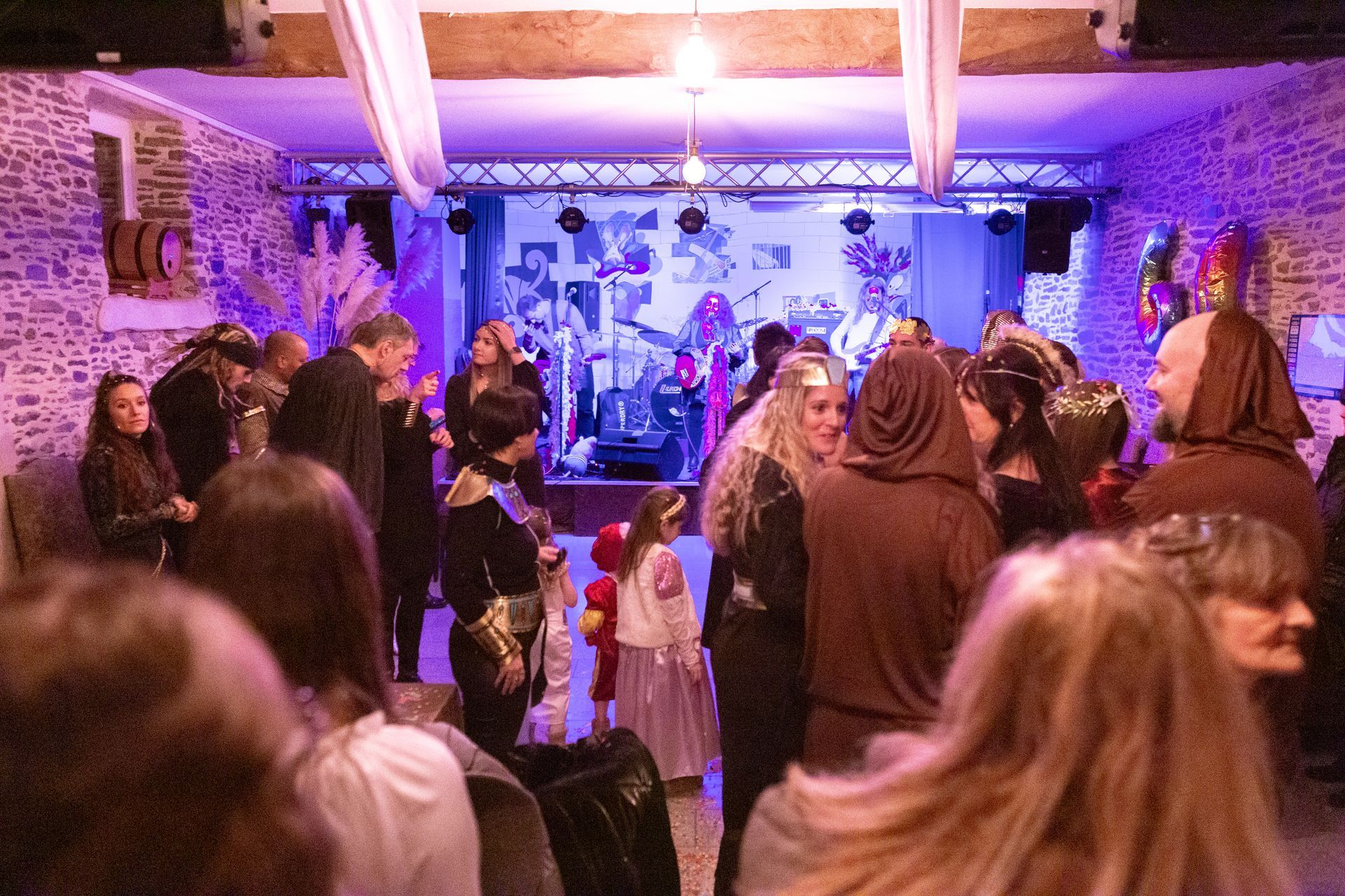 Participants à une soirée déguisée avec costumes
