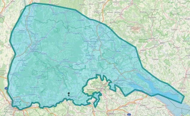 Blau hervorgehobener Kartenausschnitt überlagert eine geografische Karte und zeigt ein großes Gebiet mit einer schmalen östlichen Ausdehnung.