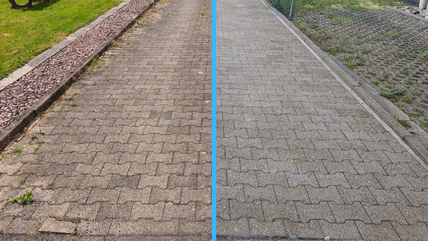 Ein Vorher-Nachher-Bild von einer Einfahrt. Frisch gereinigt und verfugt, frei von Unkraut. 