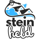 Stein hielt das Logo in der Hand, während ein blauer Hochdruckreiniger ein Haus besprühte.
