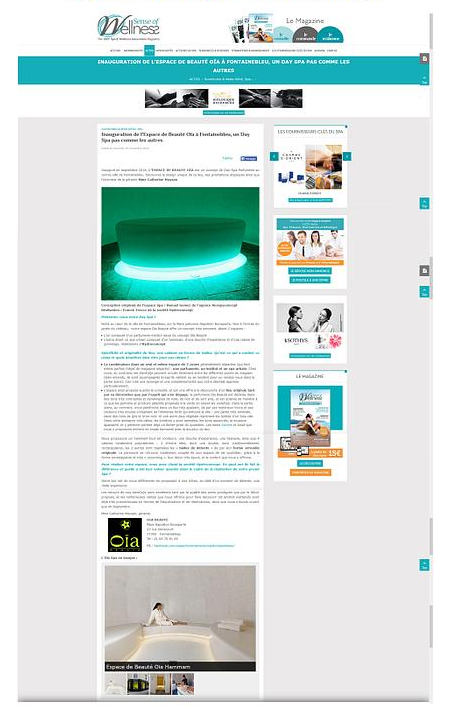 Une lumière verte éclatante entoure un bloc blanc. Mise en page du site web avec texte et publicités latérales.