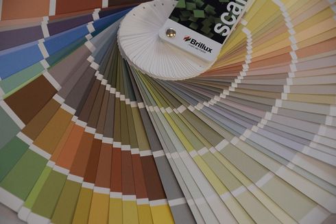 Des échantillons de couleurs disposés en spirale, dans des nuances de jaune, vert, orange, marron, gris et bleu.